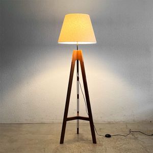 【登戸BASE EC店】ワイスワイス WISE WISE アキ AKI CM-701 フロアランプ オーク材 ブラウン シェード交換品 高さ調整可能 展示美品 買取させていただきました。