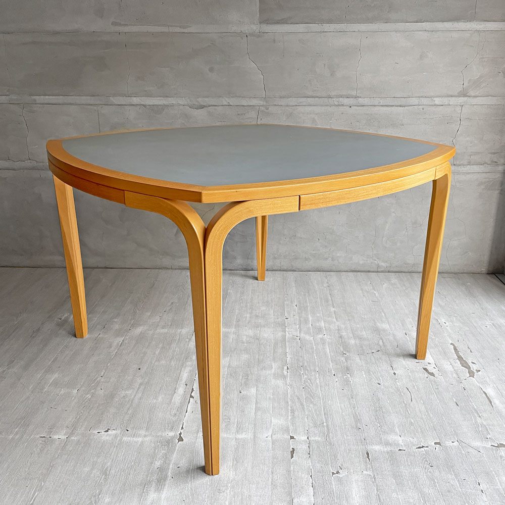 【学芸大学店】マグナスオルセン Magnus Olesen リノリウム天板 ダイニングテーブル 丸四角形 ビーチ材 プライウッド ワークデスク W110×D110cm 北欧家具 買取させていただきました。