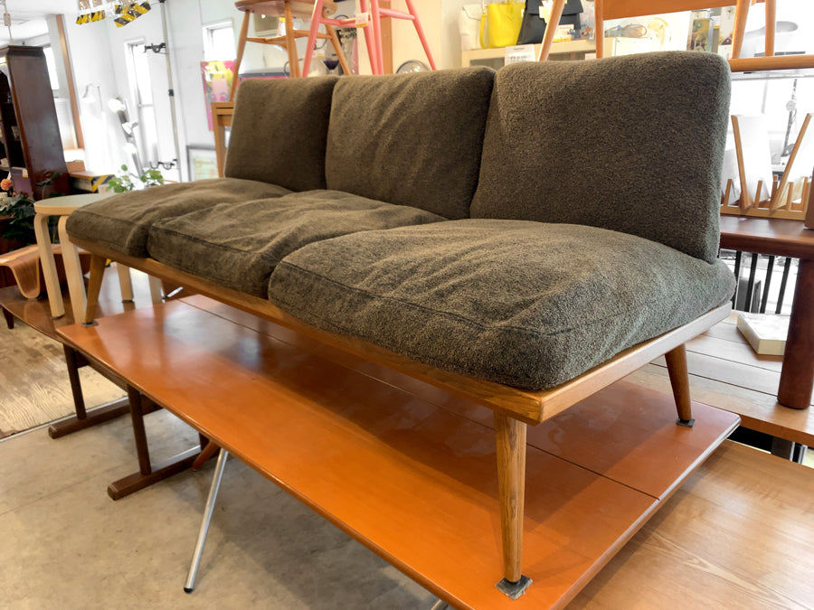 トラックファニチャー TRUCK FURNITURE シーエス ソファ CS SOFA 3シーター ナラ無垢材フレーム フェザークッション ウール混 ファブリック カバーリング 廃番生地 ～工業系最上位家具メーカーの定番3Pソファ～