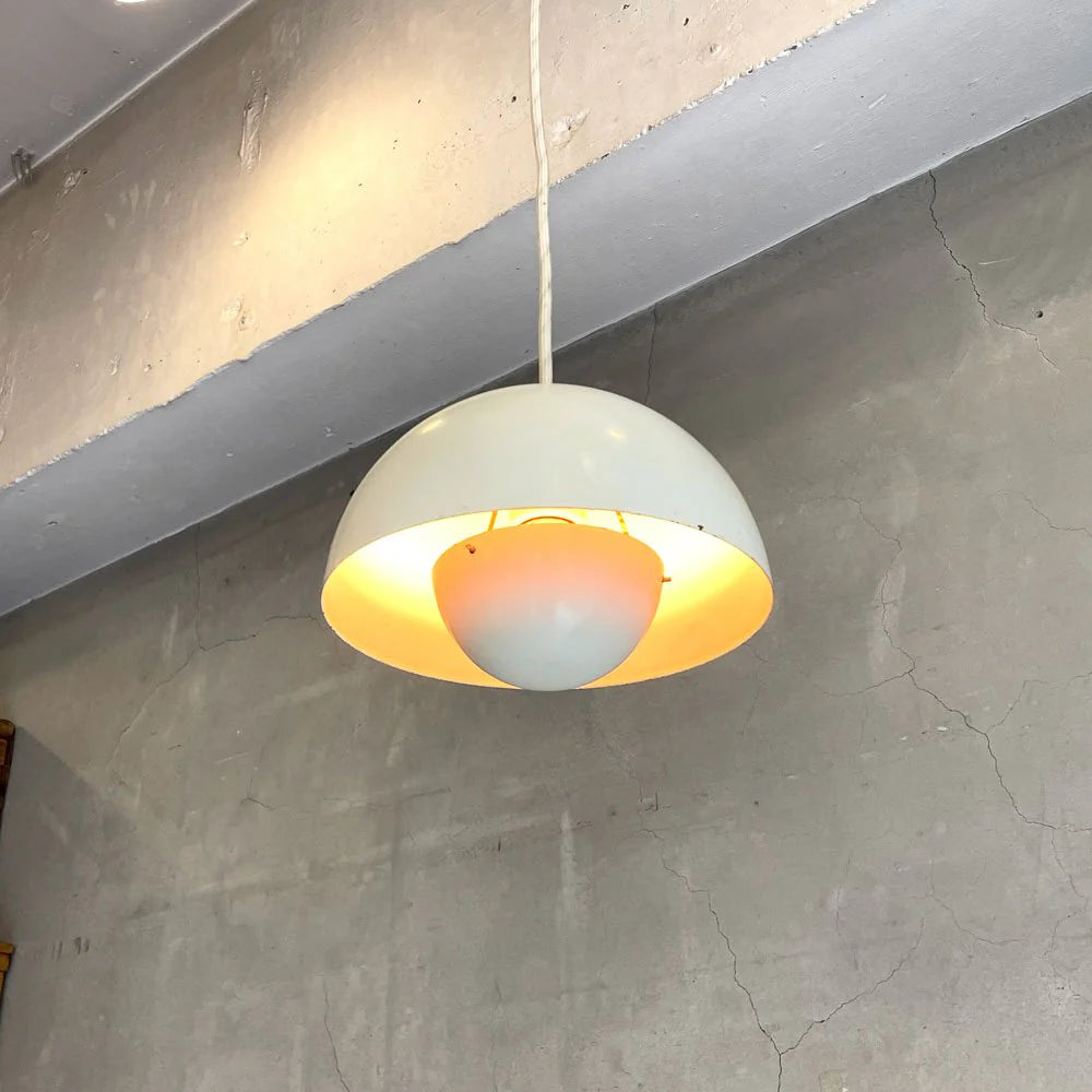 【学芸大学店】ルイスポールセン Louis Poulsen ビンテージ フラワーポット Flower Pot ペンダントライト ホワイト ヴェルナーパントン デンマーク ヤマギワ取扱い 買取させていただきました。