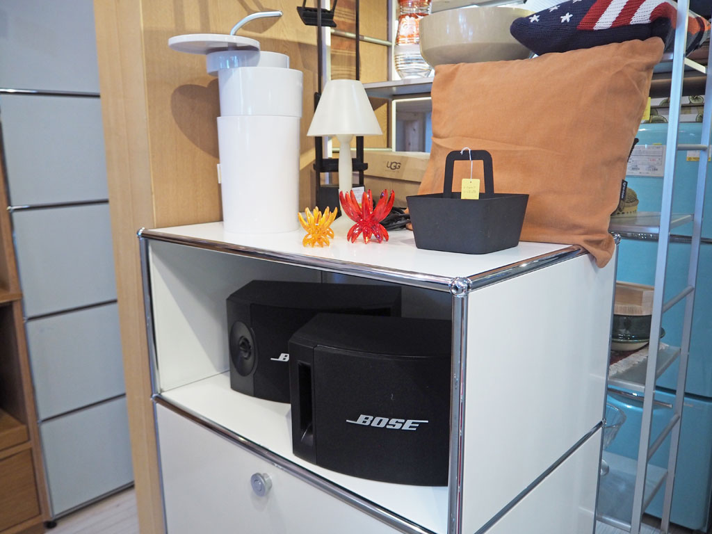 ユーエスエムモジュラーファニチャー USM Haller ハラーシステム 1列3段 キャビネット ドロップダウンドア 脚付タイプ ～ ユニークにディスプレイが楽しめる