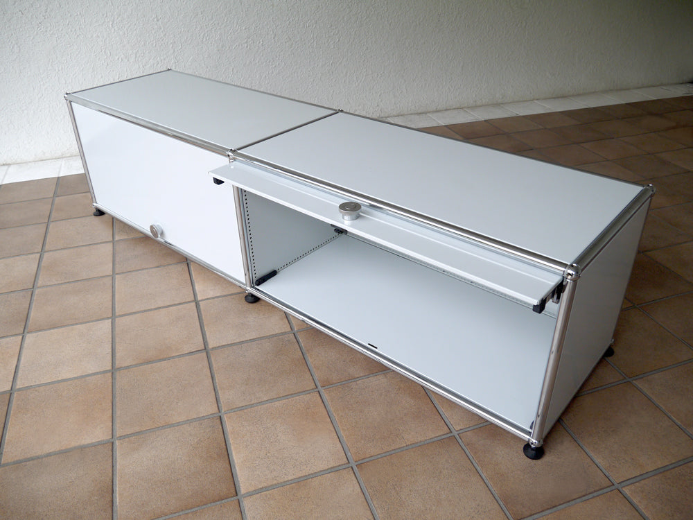 ユーエスエムハラー USM Haller 2×1 テレビボード ライトグレー 参考価格￥181,155- 状態良好 キャビネット AVボード オーディオラック シアターボード TV台 ローボード オフィス家具 MoMA ～ デザイン & 機能共に優れた システムストレージ 入荷！ ～