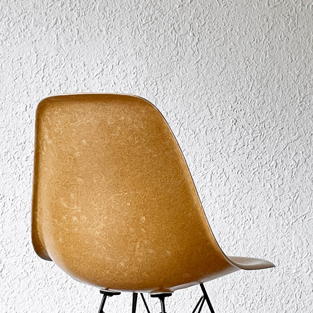 ハーマンミラー Herman Miller サイドシェルチェア 2nd 希少 オークルダーク エッフェルベース リプロダクト脚 イームズ ビンテージ ミッドセンチュリー  ～上品な色彩が際立つ、イームズチェアの希少な一脚～