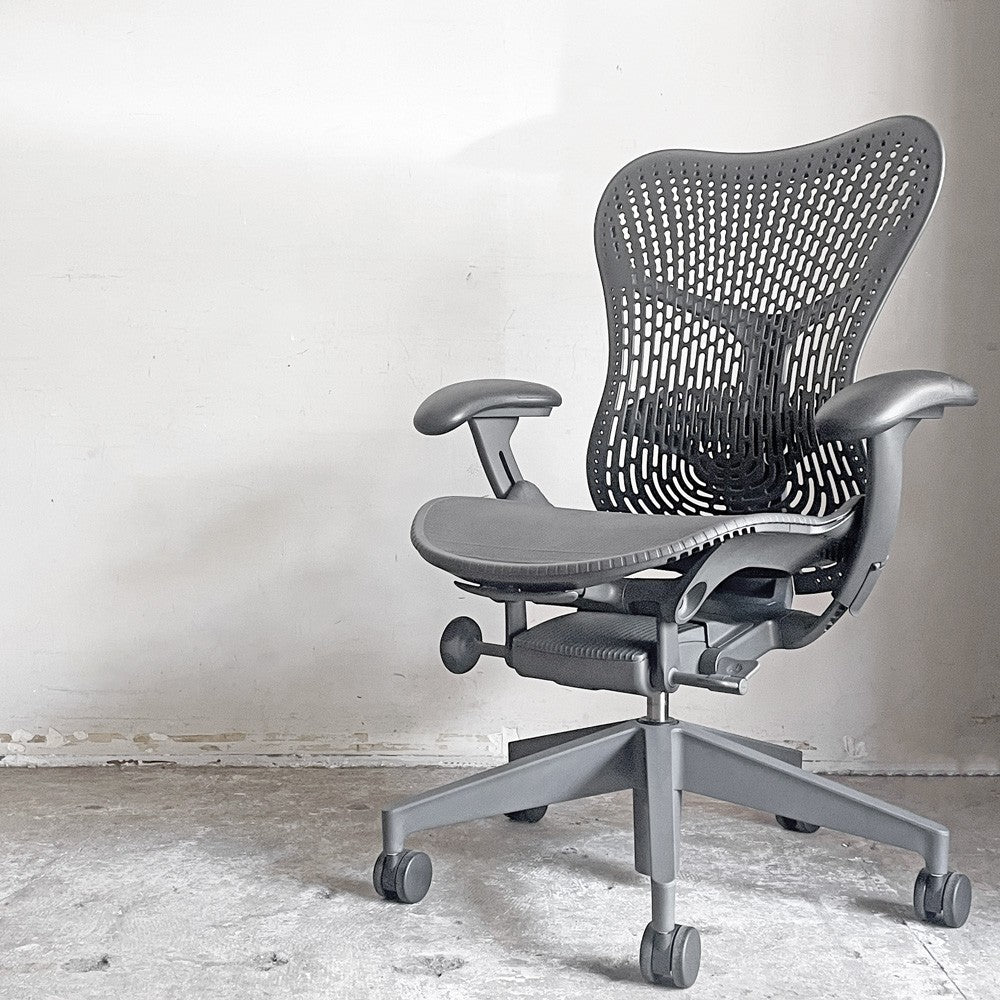 【自由が丘店】ハーマンミラー Herman Miller ミラ2チェア Mirra2 オフィスチェア デスクチェア ブラック×グラファイトカラー メッシュシート studio7.5 買取させていただきました。