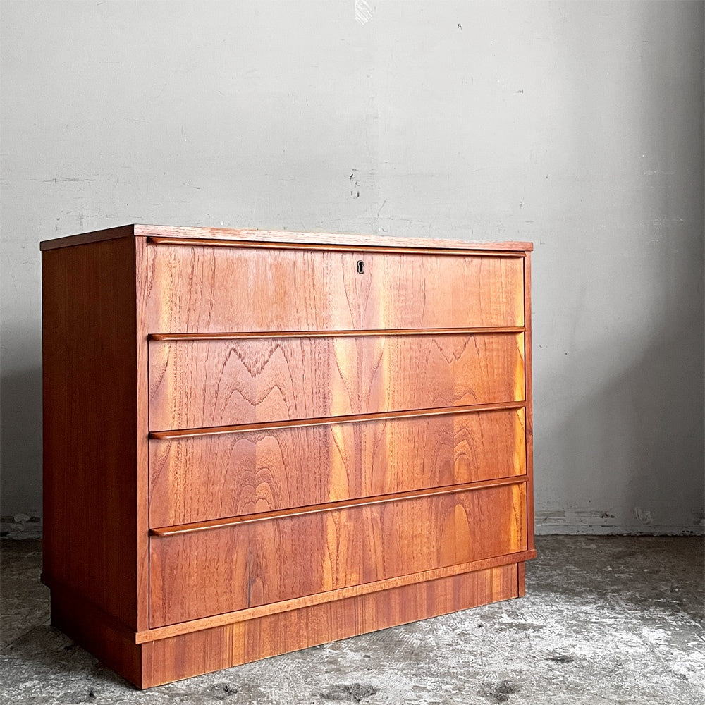 【自由が丘店】デンマーク ビンテージ Danish Vintage チーク材 チェスト 4ドロワー 抽斗4杯 W77×H66 北欧家具 北欧ビンテージ 鍵欠品 買取させていただきました。