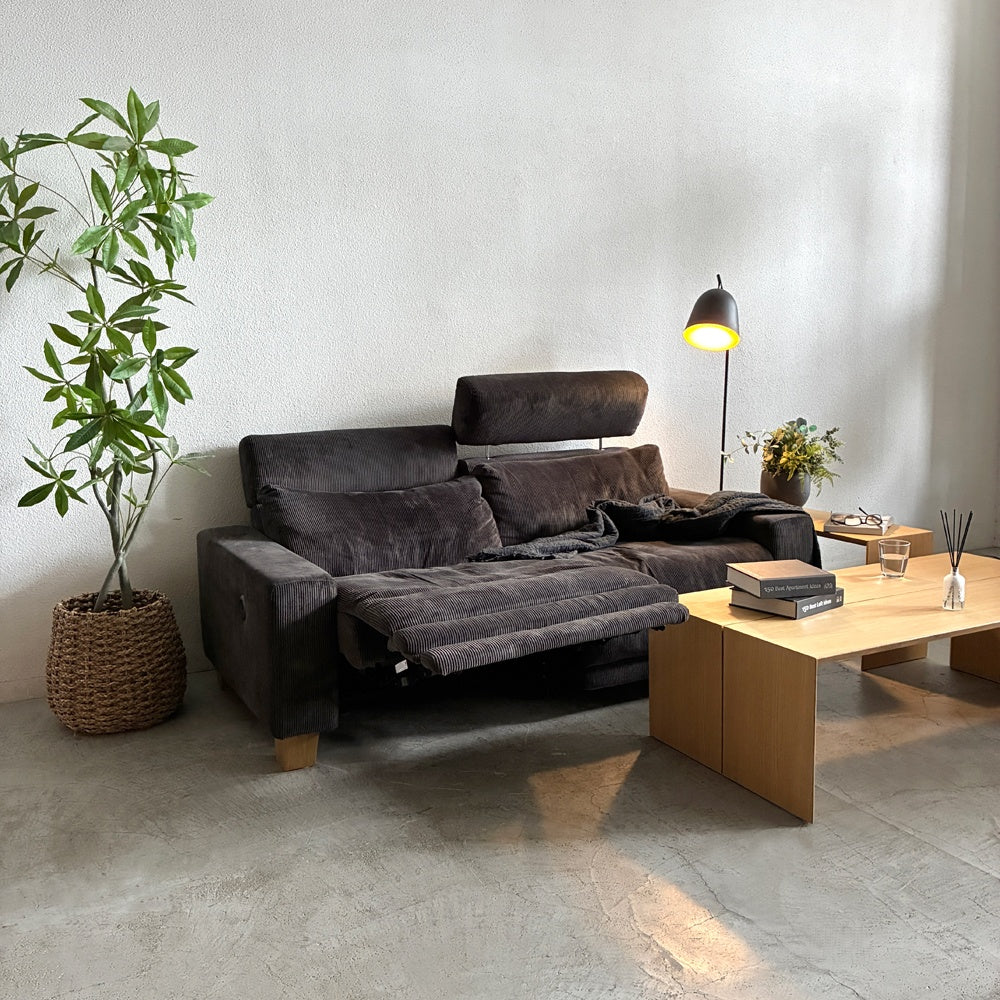 クラッシュゲート CRASH GATE グリード インクライナー 電動 リクライニングソファ 2.5人掛け GREED Recliner sofa 2.5P 太畝ブラックコーデュロイ 参考価格23.1万円 関家具 ～ 機械らしさを排しノスタルジックな雰囲気を醸す本物志向のリクライナー ～