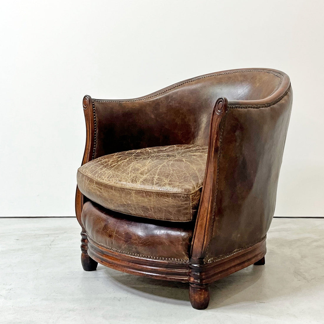 【祖師ヶ谷大蔵店】ハロ HALO デコ タブ チェア DECO TUB CHAIR ラウンジチェア 1人掛けソファ 本革 ラバーウッド ビンテージ加工 鋲打 現状品 買取させていただきました。