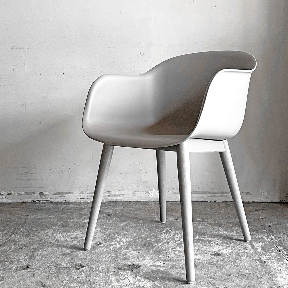 【自由が丘店】ムート Muuto ファイバー アームチェア ウッドベース FIBER ARM CHAIR WOOD BASE ファイバーシェル グレー オーク材 北欧モダン 定価￥84,700- 買取させていただきました。