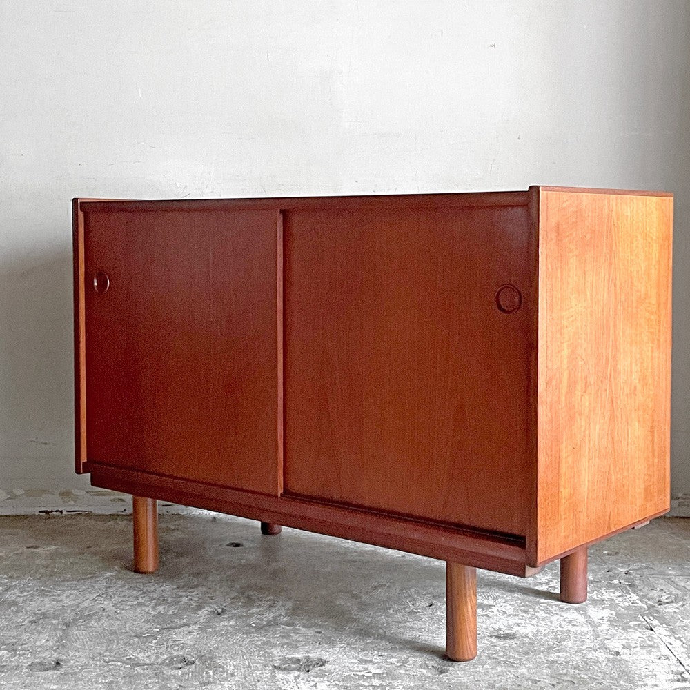 【自由が丘店】デンマークビンテージ Danish Vintage チーク材 ビーチ材 スモールキャビネット サイドボード 2ドロワー 北欧モダン 北欧家具 買取させていただきました。