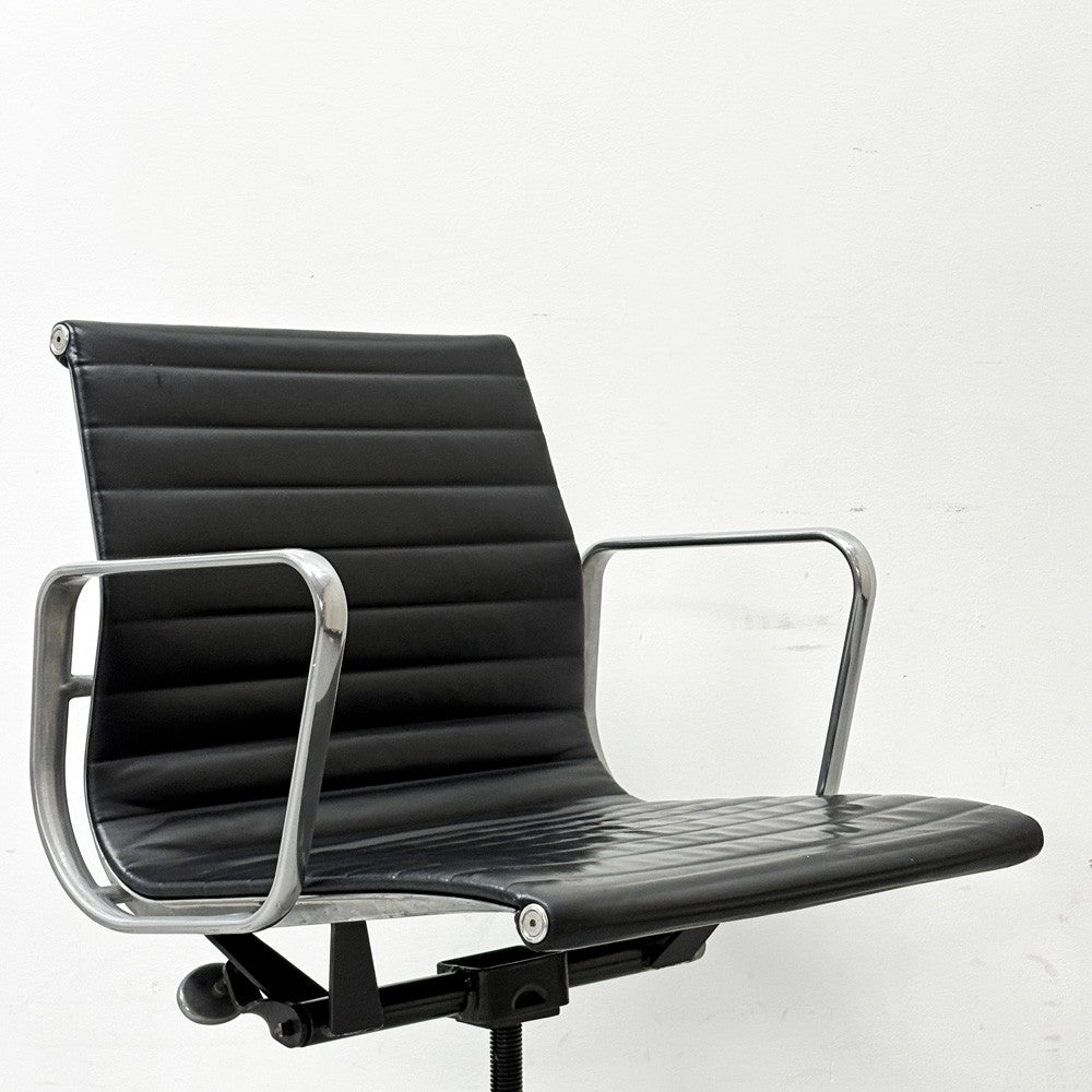 ハーマンミラー Herman Miller アルミナムグループ マネジメントチェア 本革 ブラック 回転式昇降 5本脚 キャスター付 C&R イームズ ●