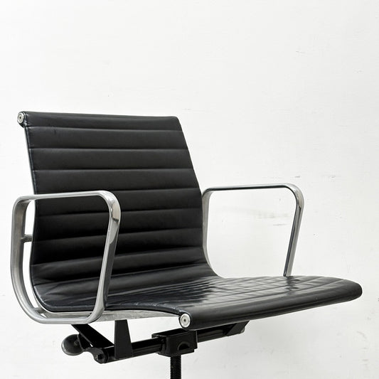 ハーマンミラー Herman Miller アルミナムグループ マネジメントチェア 本革 ブラック 回転式昇降 5本脚 キャスター付 C&R イームズ ●