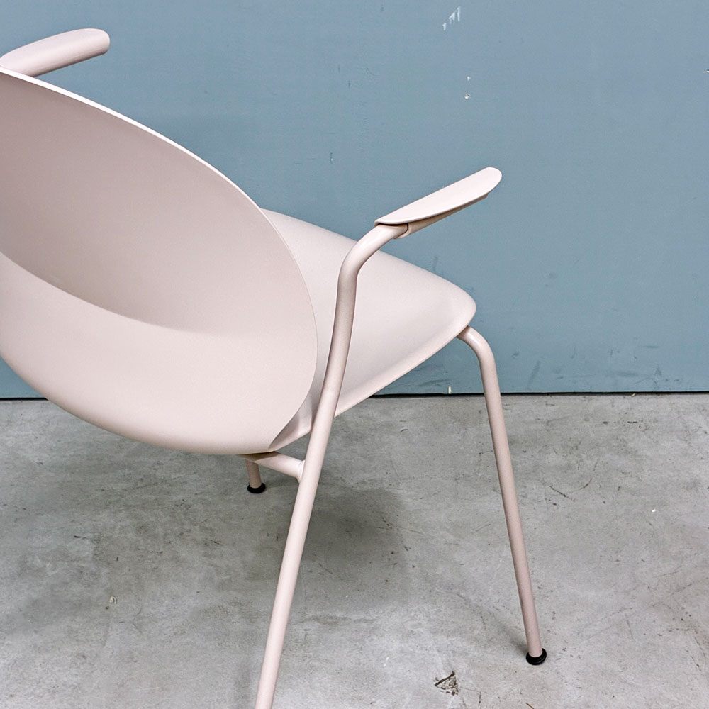 フリッツハンセン Fritz Hansen エヌゼロツー N02 リサイクルチェア スタッキングアームチェア 佐藤オオキ nendo オフホワイト 定価：￥67,890- ◎