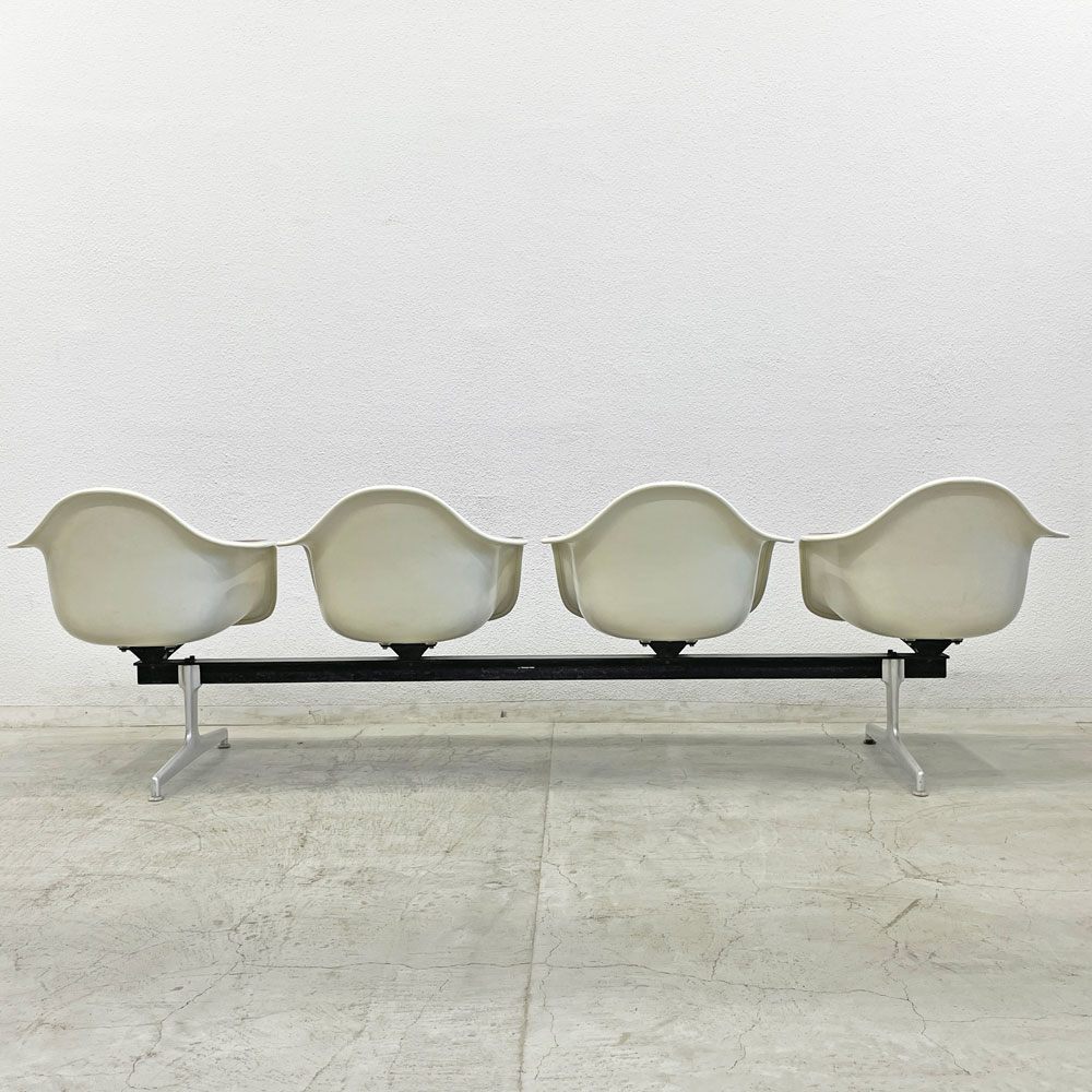 ハーマンミラー Herman Miller ビンテージ エアポートベンチ タンデムシート 4連 アームシェル 2nd PVCレザー イームズ 希少 〓