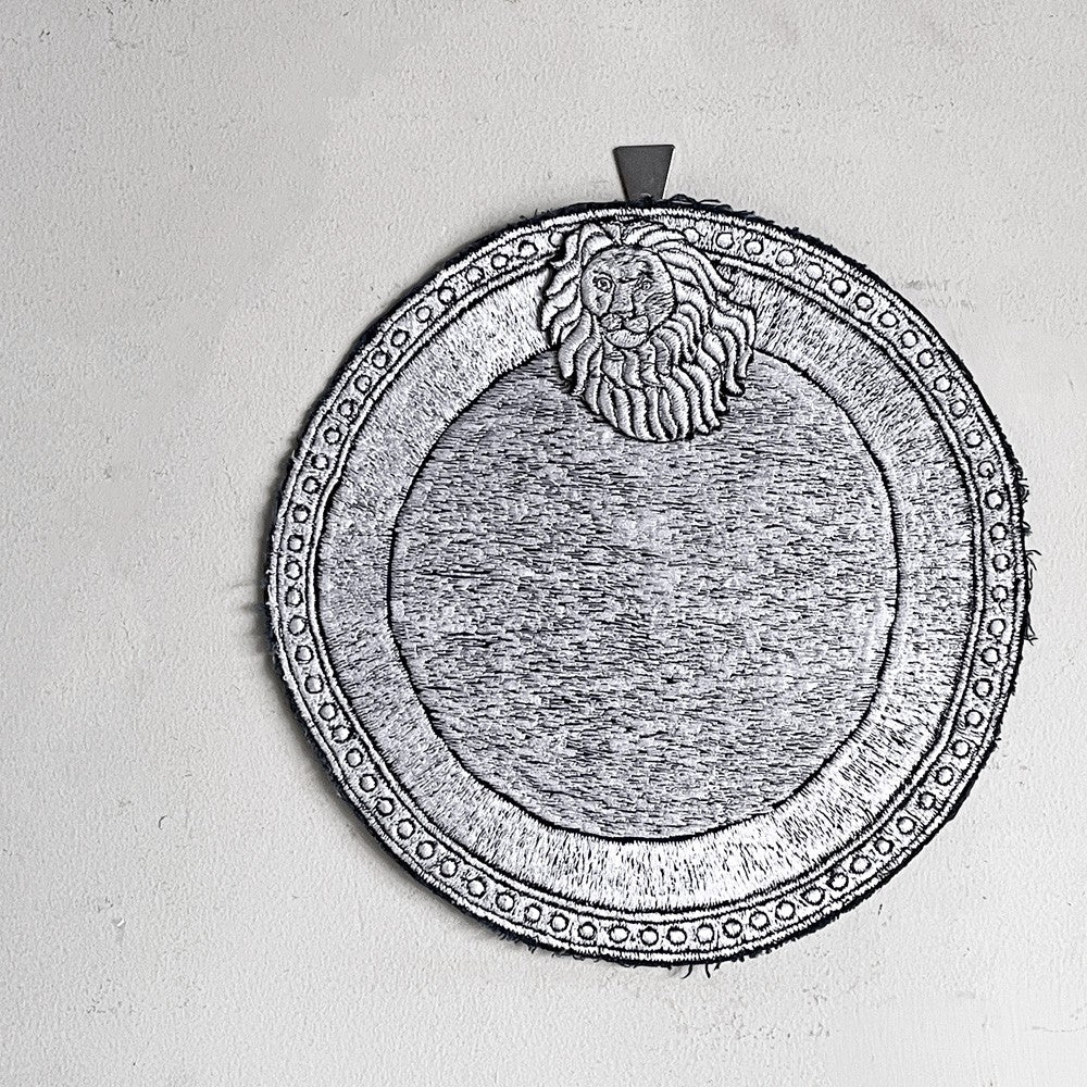 ママカロン ma.macaron ライオンの皿 壁掛け ウォールアート 横振り刺繍 φ26cm 刺繍作家 現代作家 ■