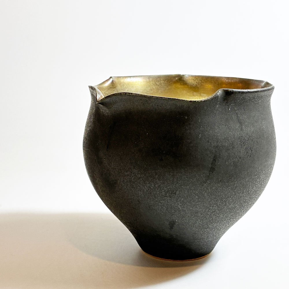 木下和美 黒釉輪花 片口 カップ 金彩 黒釉 磁器 Φ9.5cm 現代作家 ★
