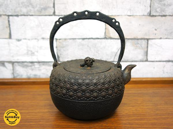 南部鉄器 岩鋳 鉄瓶 虫食い 鈴式 小槌摘 亀甲文様 1.5L 伝統工芸品 ●