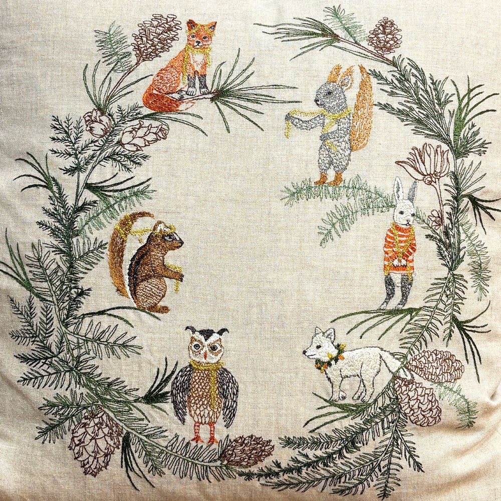 コーラルアンドタスク Coral & Tusk ツリートリマーズリース Tree Trimmers Wreath 50×50cm クッション リネン カバーリング 刺繍 ●