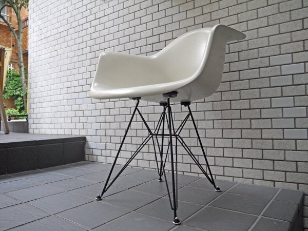 ハーマンミラー Herman Miller アームシェルチェア 現行 FRP製 パーチメントシェル + エッフェルベース1stタイプ C&R イームズ ミッドセンチュリー ■