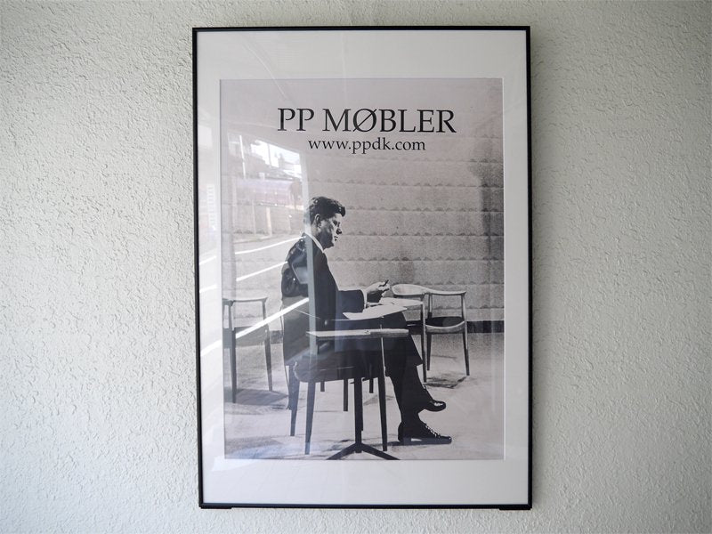 PP Mobler PPモブラー 額装 06年製造 非売品 ポスター ハンス J. ウェグナー Wegner 名作 ザ・チェア × ジョン・F・ケネディ Kennedy デンマーク ◇