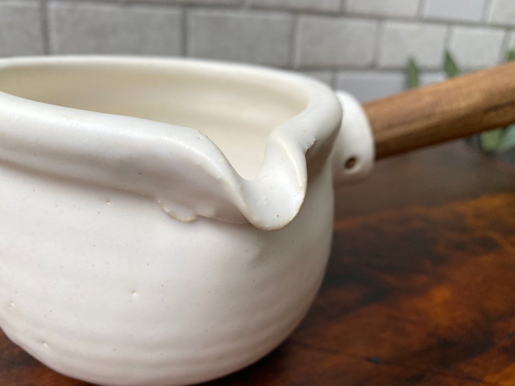 馬場勝文 耐熱ミルクパン 蓋付き 白 陶器 チーク材取っ手付き ■