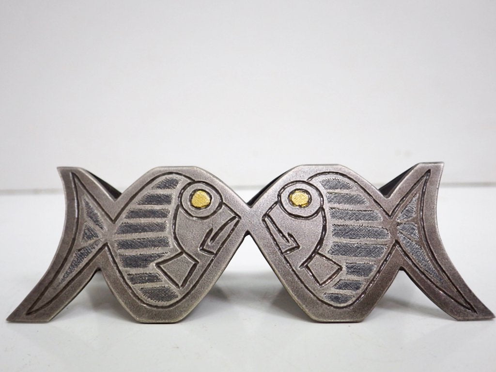 鹿島和生 布目象嵌銀筆架 魚 彫金 元箱付き ●
