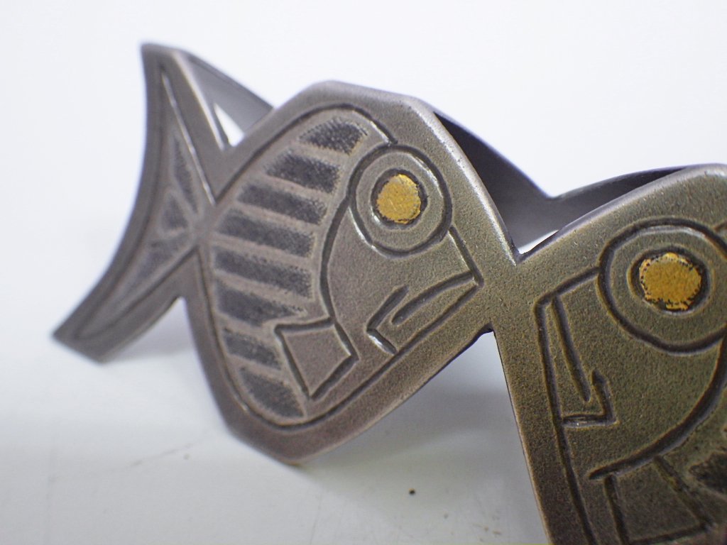 鹿島和生 布目象嵌銀筆架 魚 彫金 元箱付き ●