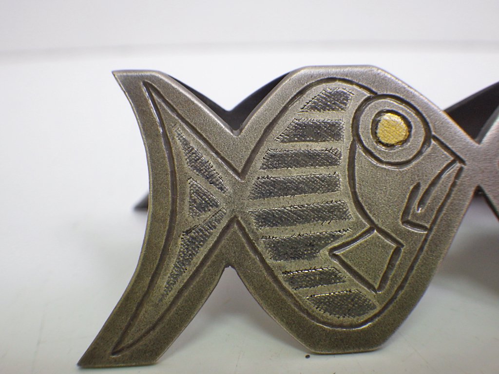 鹿島和生 布目象嵌銀筆架 魚 彫金 元箱付き ●