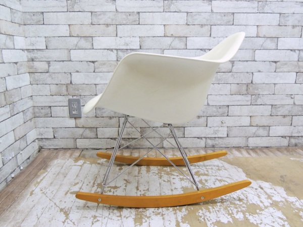 ハーマンミラー HermanMiller × ヴィトラ vitra. 廃盤 Wネーム C&R.イームズ Eames アームシェルチェア 白 ロッカーベース ミッドセンチュリー ●