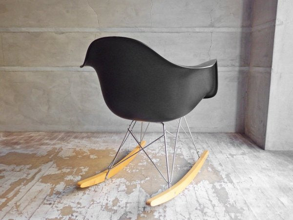 ハーマンミラー HermanMiller × ヴィトラ vitra. 廃盤 Wネーム C&R.イームズ Eames アームシェルチェア 黒 ロッカーベース ミッドセンチュリー ♪