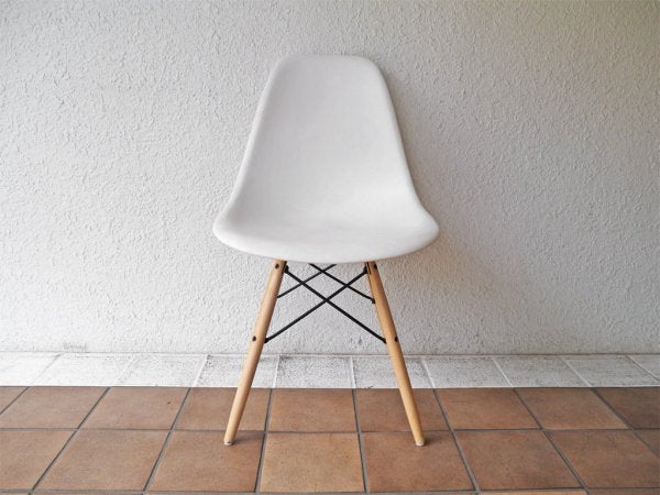 ハーマンミラー HermanMiller C&R.イームズ Eames サイドシェルチェア ダウェルレッグ ＝ DSW /  ホワイト 定価￥64,900- B ◇