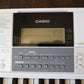 カシオ CASIO 光ナビゲーションキーボード LK-516 61鍵盤 箱&楽譜&ヘッドホン&マイク付 新品未使用品 ◎