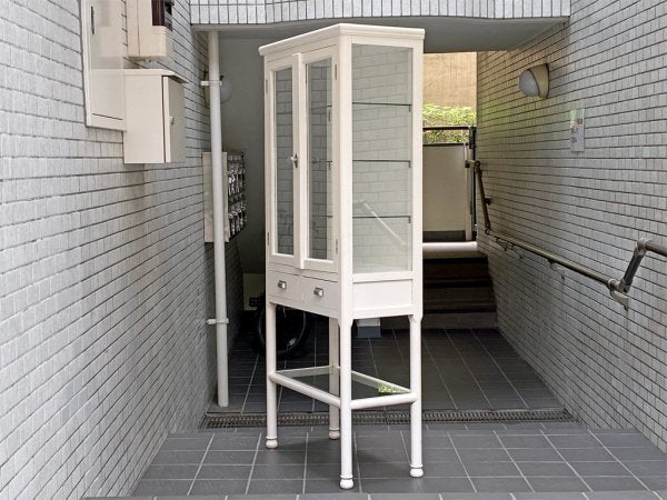 アンティーク調 木製ドクターキャビネット ケビント ホワイトペイント 医療棚 ガラス棚 ディスプレイケース 店舗什器 ■