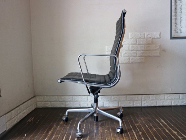 ハーマンミラー Herman Miller アルミナムグループ エグゼクティブチェア 本革 ブラック ハイバック ガス圧シリンダー昇降 クロームフード イームズ ◎