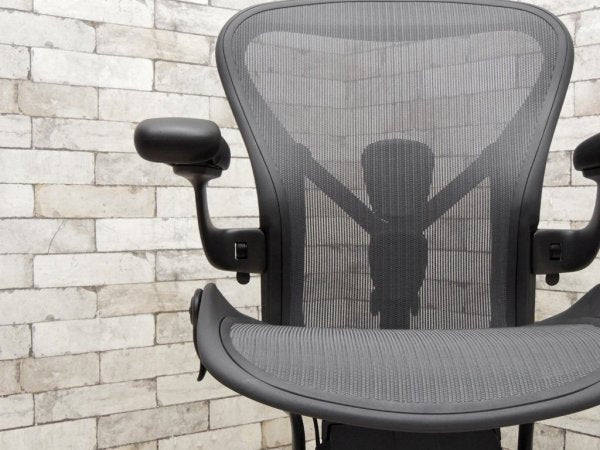 ハーマンミラー Herman Miller アーロンチェア リマスタード Mサイズ ポスチャーフィットSL サテンカーボンベース 定価\225,500- ●