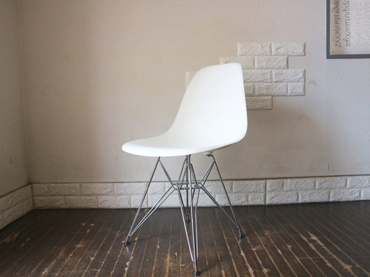 ハーマンミラー HermanMiller × ヴィトラ vitra. Wネーム C&R.イームズ Charles & Ray Eames サイドシェルチェア ホワイト エッフェルベース DSR B ◎