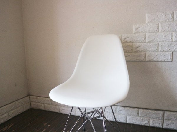 ハーマンミラー HermanMiller × ヴィトラ vitra. Wネーム C&R.イームズ Charles & Ray Eames サイドシェルチェア ホワイト エッフェルベース DSR B ◎