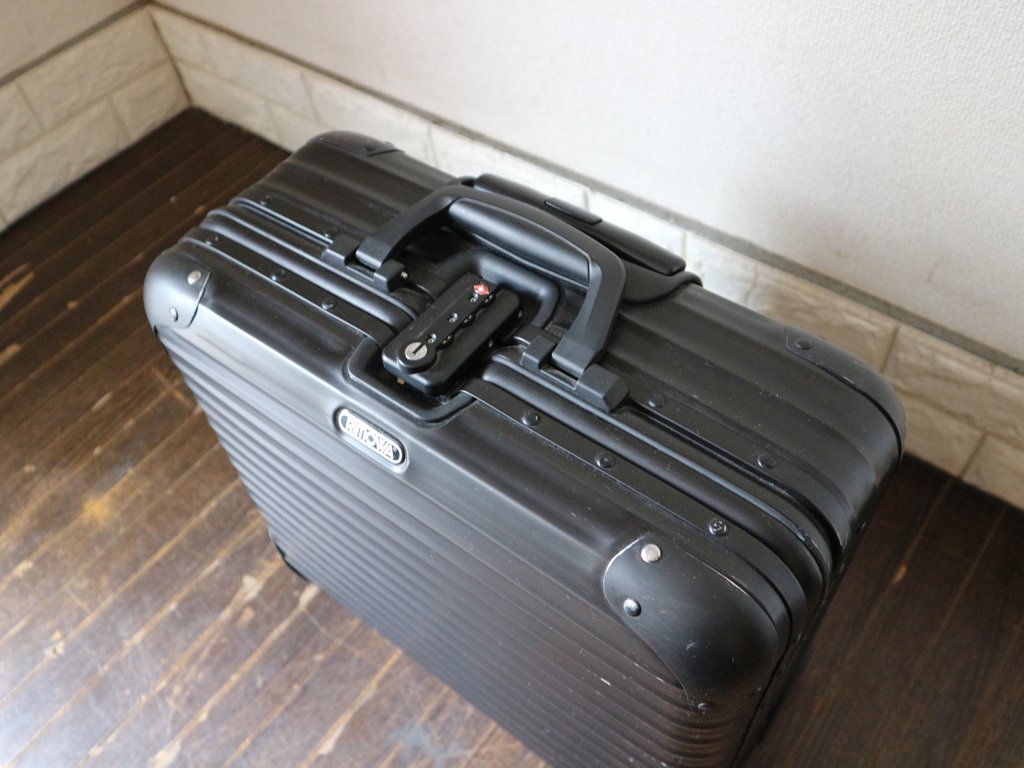 リモワ RIMOWA キャリーケース スーツケース トパーズ ステルス TOPAS STEALTH ビジネストローリー 28L 1泊用 2輪 ブラック TSAロック付 機内持込可 ◎