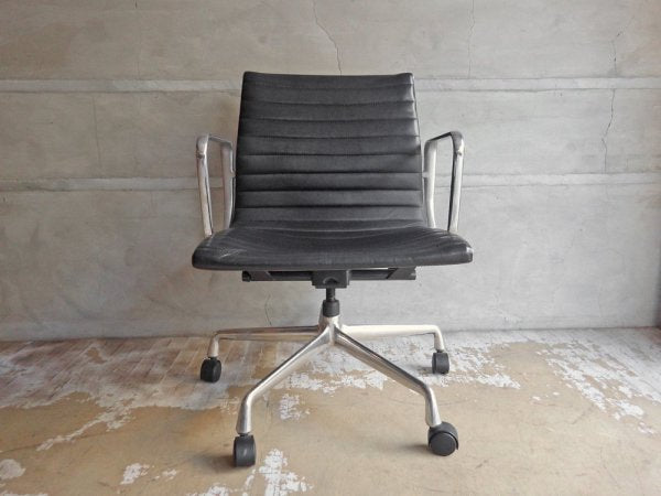 ハーマンミラー Herman Miller イームズ アルミナムグループ マネジメントチェア 本革 5本脚 ミッドセンチュリー 定価\301,400- C ♪