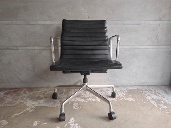 ハーマンミラー Herman Miller イームズ アルミナムグループ マネジメントチェア 本革 5本脚 ミッドセンチュリー 定価\301,400- B ♪