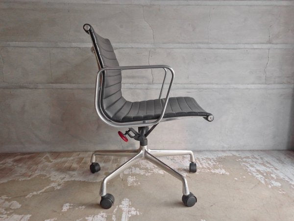 ハーマンミラー Herman Miller イームズ アルミナムグループ マネジメントチェア 本革 5本脚 ミッドセンチュリー 定価\301,400- B ♪