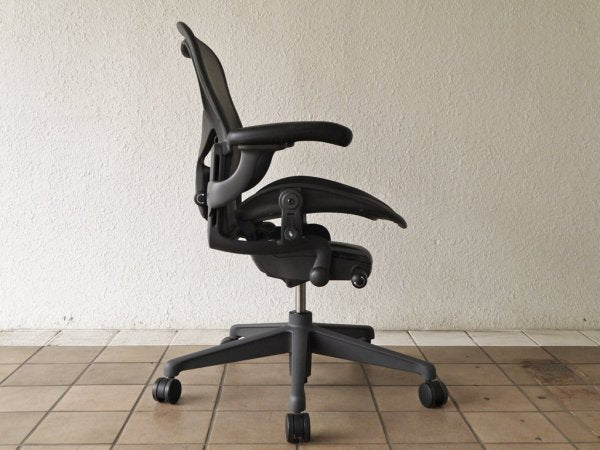 ハーマンミラー Herman Miller アーロンチェア リマスタード Aサイズ ポスチャーフィットSL サテンカーボンベース 定価\205,700- 美品 ◇