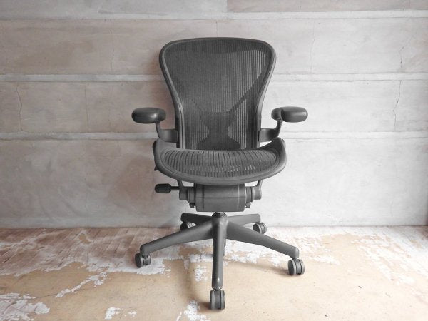 ハーマンミラー HermanMiller アーロンチェア Bサイズ ポスチャーフィット クラシックカーボン グラファイトベース アーム固定 フル装備 バナナクッション新品交換済み ♪