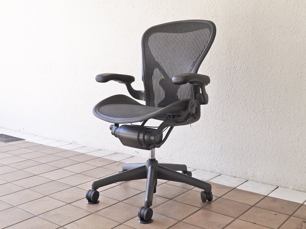 ハーマンミラー HermanMiller アーロンチェアライト Aeron Chair Lite アーム付 Bサイズ ポスチャーフィット クラシックカーボン グラファイトベース ◇