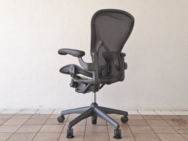 ハーマンミラー HermanMiller アーロンチェアライト Aeron Chair Lite アーム付 Bサイズ ポスチャーフィット クラシックカーボン グラファイトベース ◇