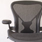 ハーマンミラー HermanMiller アーロンチェアライト Aeron Chair Lite アーム付 Bサイズ ポスチャーフィット クラシックカーボン グラファイトベース ◇