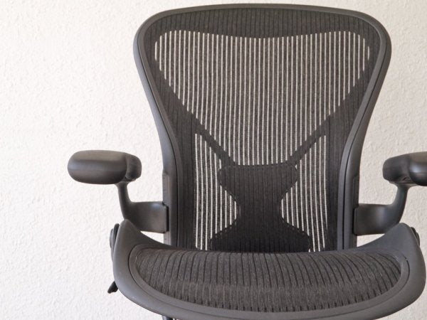 ハーマンミラー HermanMiller アーロンチェアライト Aeron Chair Lite アーム付 Bサイズ ポスチャーフィット クラシックカーボン グラファイトベース ◇