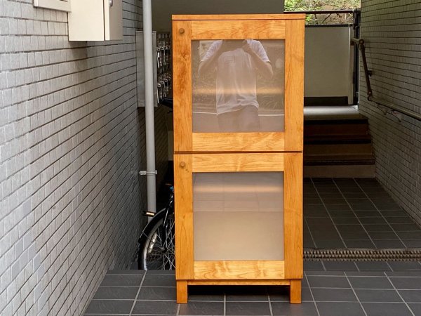 ナチュラルモダン キャビネット 2段 アルダー材 ガラス扉 飾り棚 木製ラック ■