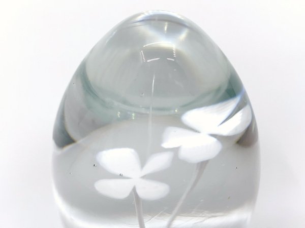イイノ ナホ iino naho ガラス製 ペーパーウェイト クローバー clover カップル couple ホワイト 卵型 置物 オブジェ 現代作家 ガラス作家 ●