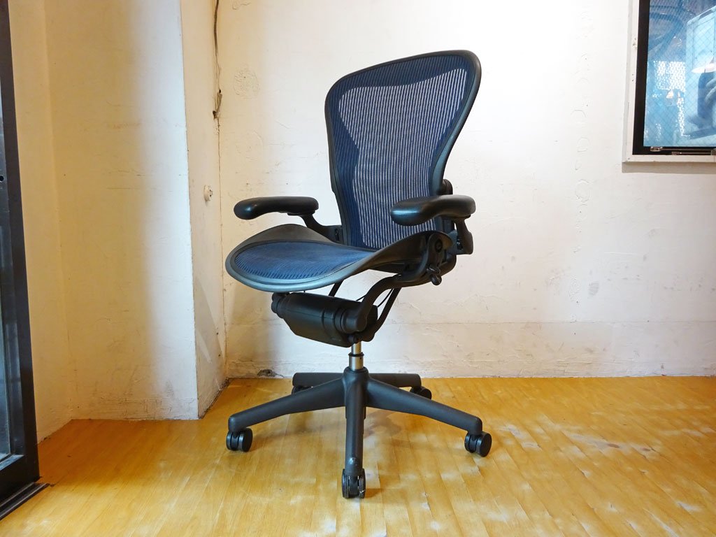 ハーマンミラー Herman Miller アーロンチェア Aeron Chair Bサイズ フル装備 クラシックカーボン グラファイトベース ブルー ★