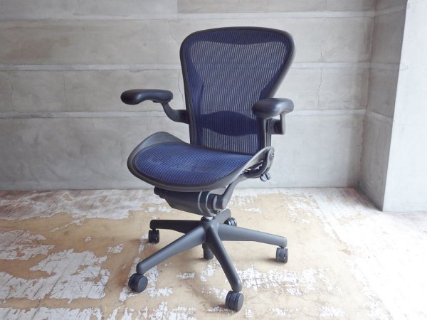 ハーマンミラー Herman Miller アーロンチェア Aeron Chair ランバーサポート クラシックカーボン フル装備 Bサイズ グラファイトカラーベース ブルー デスクチェア B ♪